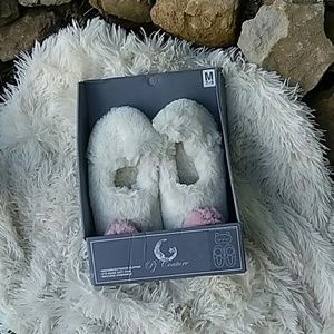 New fuzzy slippers size 7/8.